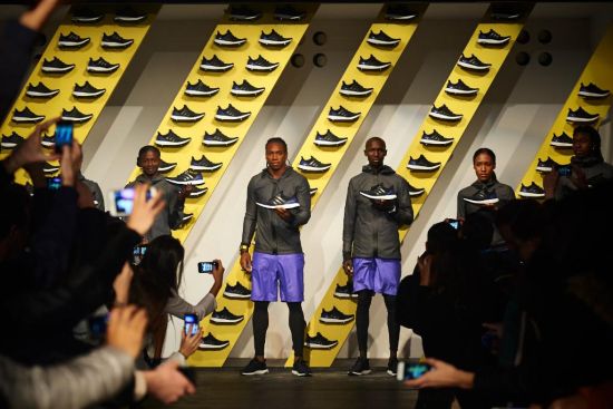 运动员展示Ultra BOOST。