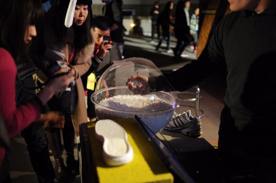 媒体于科技讲解区感受BOOST小球的能量反馈。