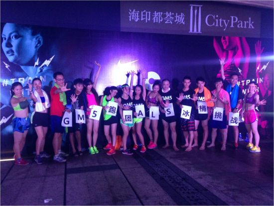 ALS冰桶挑战并向中国瓷娃娃捐款。