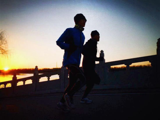 口号：营聚运河，跑得快活。