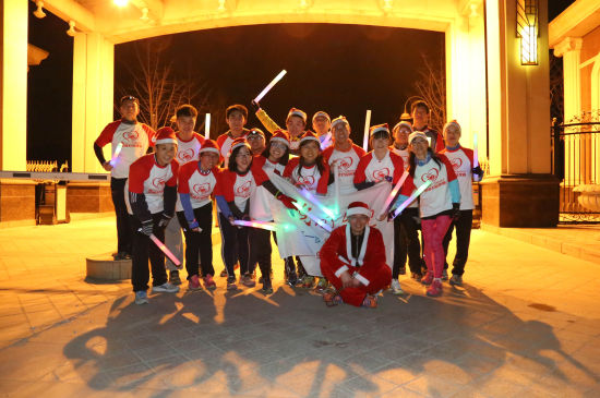 光明乐跑团员合影。