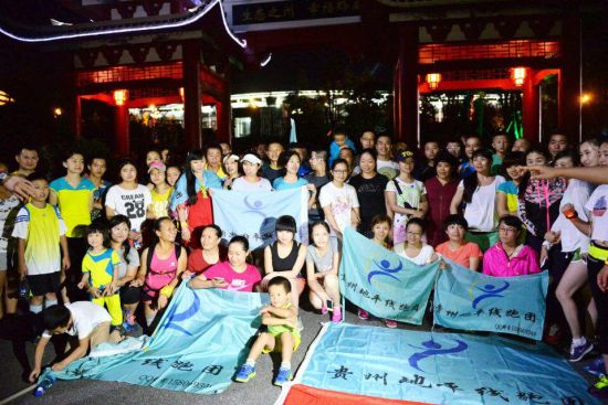 我们跑过山和大海，也跑过人山人海，我们曾经拥有着一切，转眼都飘散如烟，我们曾经失落失望失掉所有方向，直到跑到地平线才是唯一的答案。