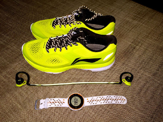 李宁云II代跑鞋测评：一体织帮面版设计。