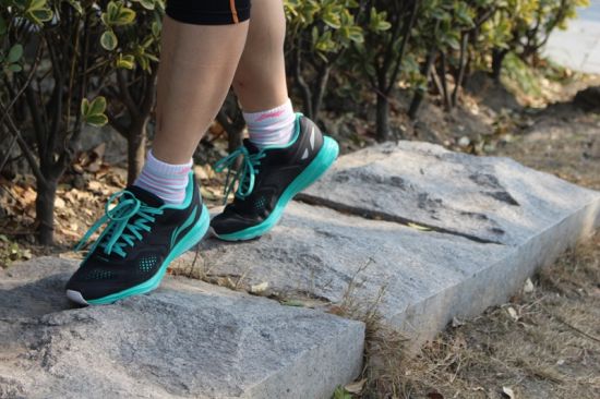 李宁云二代跑鞋测评：追上下一秒的自己。