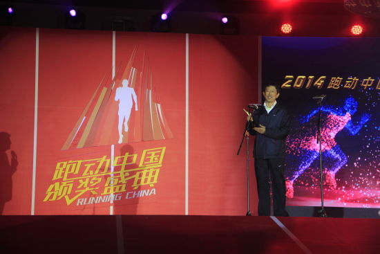 马亮武是国内知名的马拉松跑者和越野跑者。这次因为他有要事不能来京，特意请到知名跑者、波士顿马拉松选手@北京老庄来替他领奖。