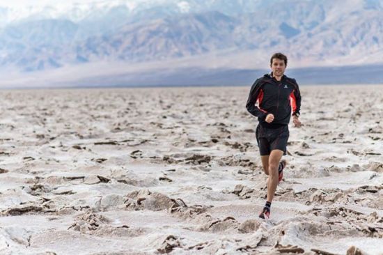 弗朗索瓦-戴恩的身高超过一米九,奔跑在山野,身姿修长优美.