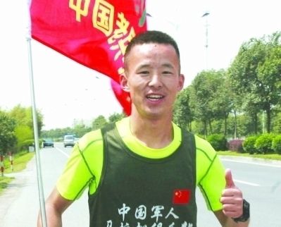 90后上海小伙跑步来扬参赛。