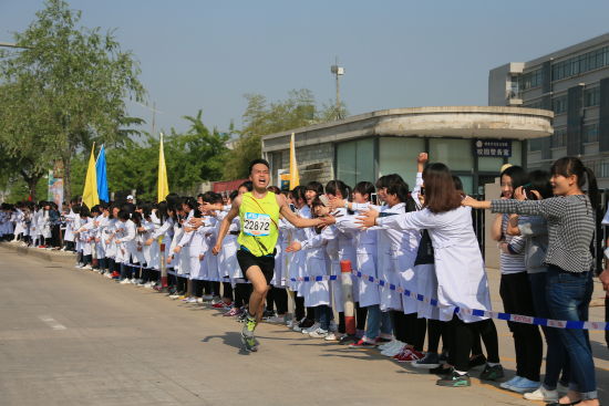 杨凌马拉松充满人文关怀，比赛中观众也十分热情。