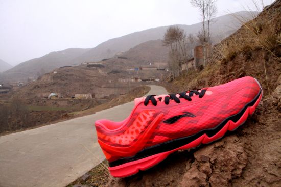 塔加，是一个充满诗情画意的名字，在现代文明不断冲击的今天，这里依然恬静而神秘。超轻12代一路随行踏上探秘百年藏庄之旅。