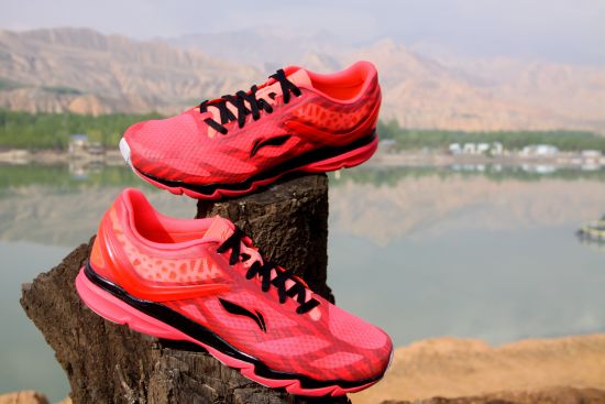 本期进入新浪跑步测评室的是：李宁超轻12代轻翼男子轻质透气跑鞋。