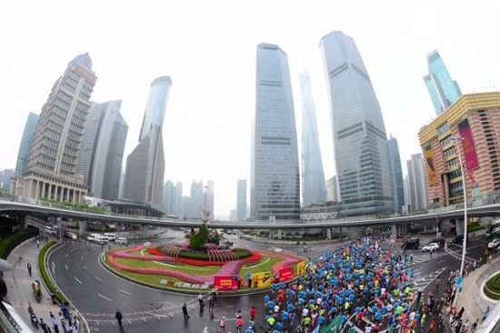 上海半马于东方明珠鸣枪起跑，阿迪达斯为参赛选手注入“足”够能量。