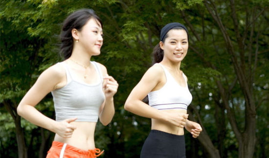 跑者们享受挥汗带来的乐趣。