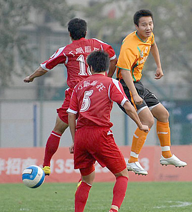 正文  第46分钟,爱国队获得角球机会,刚刚替换曹亚非出场的杨思源禁区