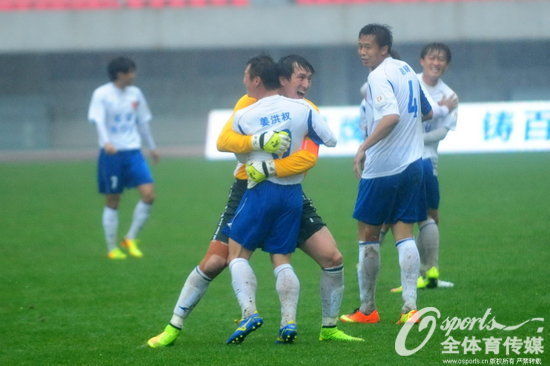 延足庆祝中甲首胜