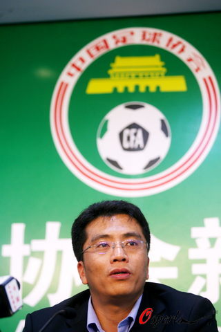 图为-足协宣布多曼放弃续约发布 孟洪涛深表遗憾