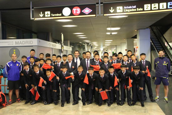 万达小球员机场合影