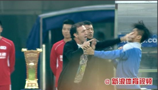 双方比赛中冲突不断