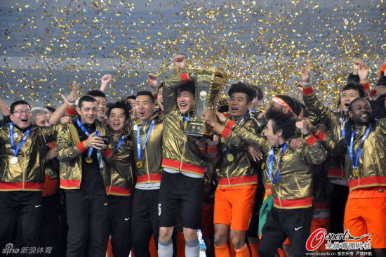 鲁能庆祝夺冠