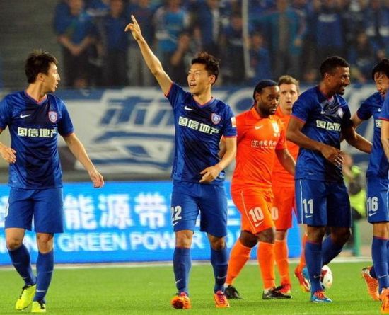 吴曦（中）停赛将缺席本场比赛