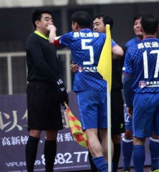 范志毅不满裁判判罚 与裁判争论中用手戳了助理裁判的脸