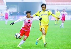 彭伟国（左）虽然有伤在身，但依然咬紧牙关上阵。（广州日报特派记者 廖艺 摄）