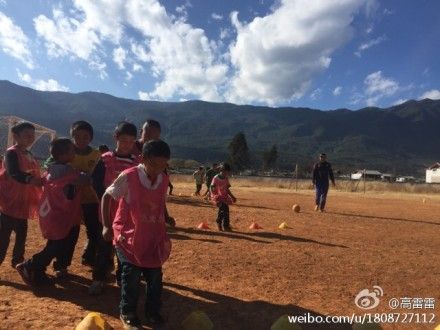 白沙完小学的孩子们只能在黄土场上踢球