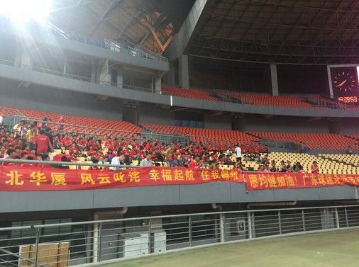 廖均健父亲组织的助威团