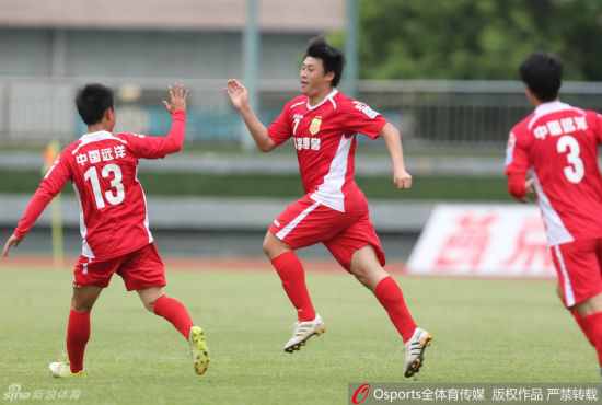 武汉宏兴队员庆祝进球