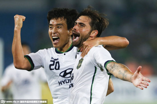 李同国和埃杜庆祝进球