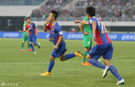 闫相闯庆祝进球