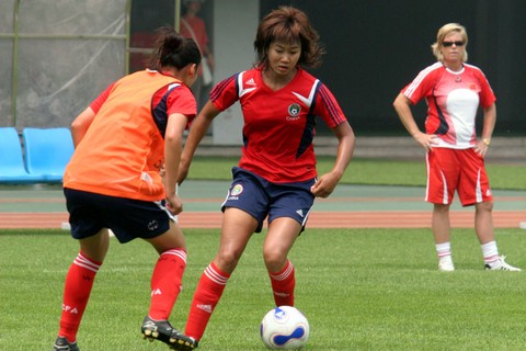 图文-中国女足备战四国赛 多曼黑色墨镜下的韩端