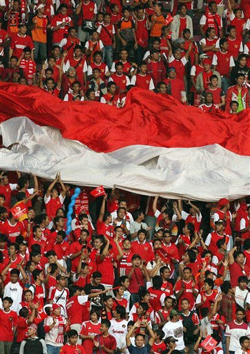 图文亚洲杯印尼vs巴林印尼国旗飘扬在球迷中