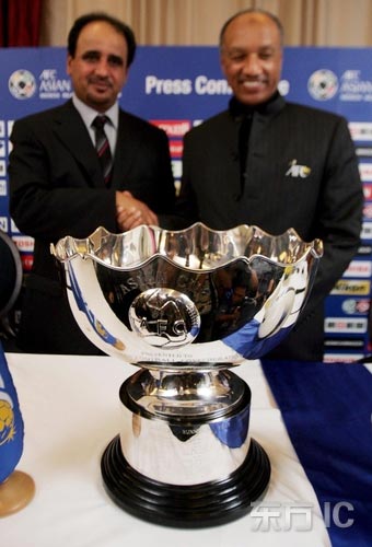 图文-亚足联展示亚洲杯冠军奖杯 合作从此刻开始