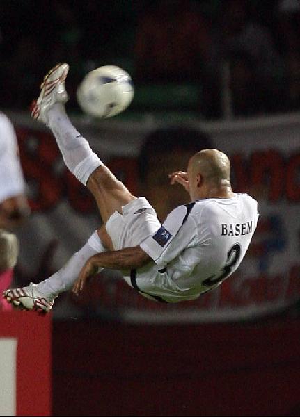 图文亚洲杯伊拉克vs沙特伊拉克阿巴斯倒挂金钩