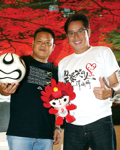 图文星战前国脚谢育新vs谭咏麟奥运是共同的期待