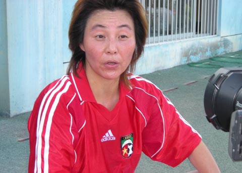 1/3间隔:图文-高红参加明星足球队比赛 展望中国女足(08月13日19:15)8