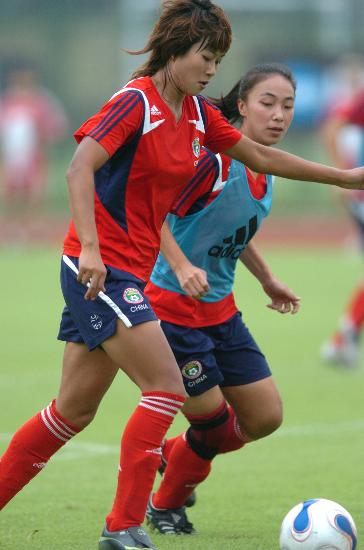 图文中国女足加紧备战世界杯韩端带球突破