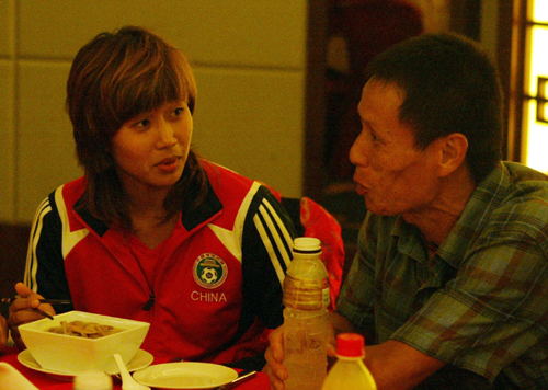 图文中国女足赛前参加晚宴韩端和父亲谈论朝美之战