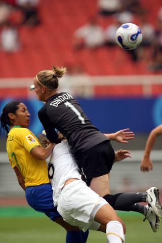 较量,世界劲旅巴西女足同澳洲新军新西兰女足的比赛在武汉体育场进行