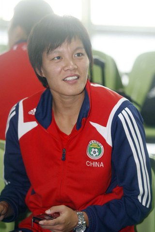 图文-中国女足启程前往天津 队长李洁表情轻松