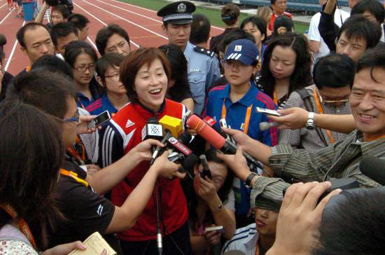 图文-中国女足天津备战 张彤赛后接受媒体采访