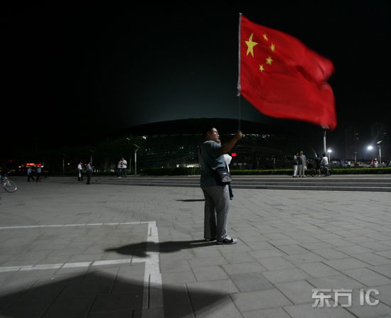 图文-女足延期球迷热情不减 五星红旗迎风飘扬