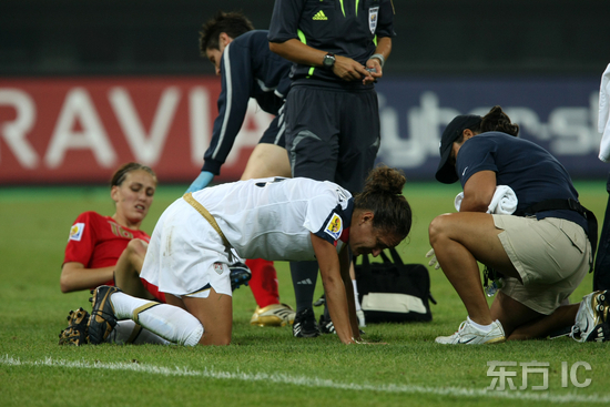 图文-[女足世界杯]美国vs英格兰 美国球员受伤倒地