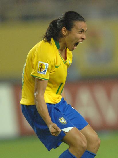 足球――美国队与巴西队争夺决赛入场券9月27日,巴西队球员玛塔庆祝