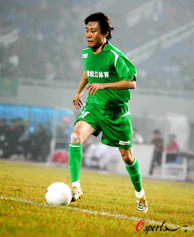 图文--[明星赛]97国足vs95御林军 高峰带球高速前进