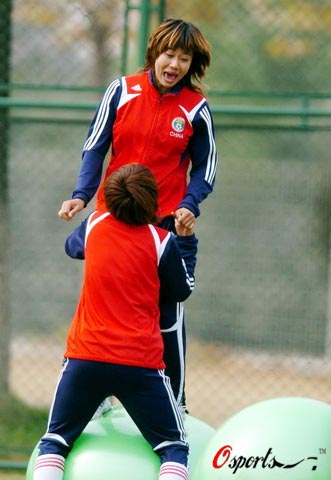 图文-女足武汉训练"两手抓" 平衡练习韩端表情夸张