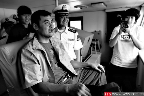 刘玉栋体验军舰 本报记者 张瑞麒 摄