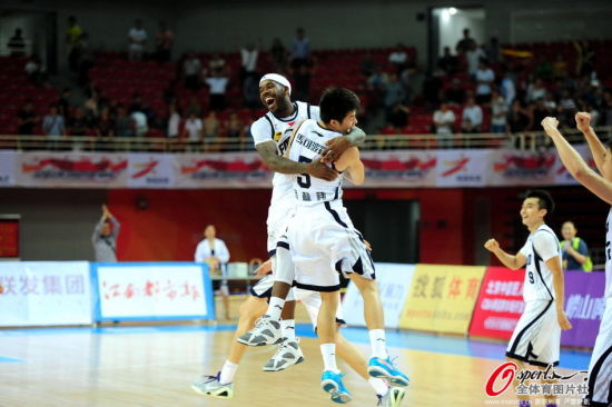 杨林祎的准绝杀三分球帮助东莞队取胜