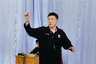 昨日，郜树敏在新疆飞虎的公开训练课上指挥。 晨报记者 黄兴 摄