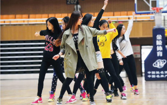 翱龙拉拉队队员练习舞蹈